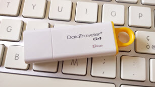 La chiavetta USB da 8 giga che ospita il corso 20 ORE Digital Edition